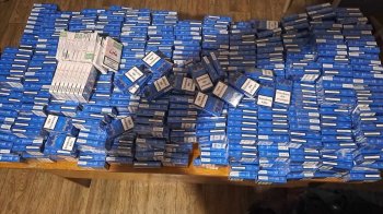 Розібрали цілу машину: на Закарпатті прикордонники вилучили з легковика понад 2 тисячі пачок цигарок