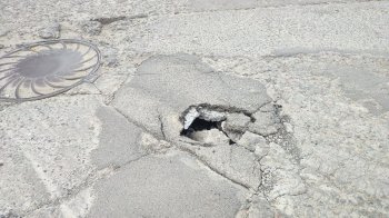 Вантажівки нищать дорогу: львів’яни поскаржились на провалля на вулиці Бетховена (фото)