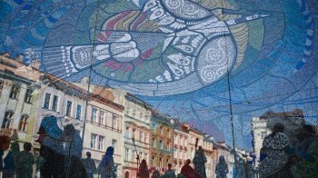 До Львова привезли відтворену мозаїку художниці Алли Горської