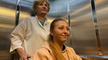 Медсестра із Лисичанська, яка втратила обидві ноги, поїхала на лікування до Німеччини