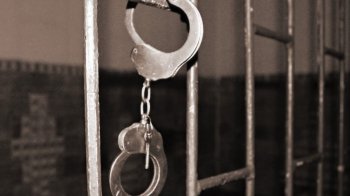 Переодягнений чоловік намагався розбестити дитину у шкільному туалеті — деталі інциденту