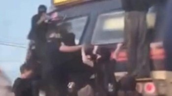На Львівщині поліція перевіряє відео з підлітками, які зачепилися за кабіну тепловоза
