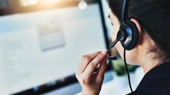Оператор кол-центру, фото ілюстративне