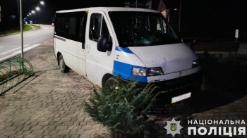 На Львівщині мікроавтобус збив двох жінок