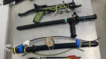 Через Краківець британець хотів вивезти в автобусі арбалет і наркотики