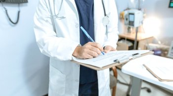 Чотирьом медзакладам Львівщини НСЗУ призупинила виплати