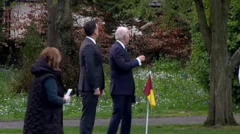 В Ірландії дівчата ледь не влучили м'ячем у голову Байдена