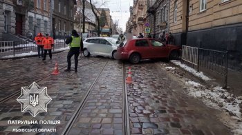 На одній із вулиць Львова зіткнулися легковик і таксі Uklon