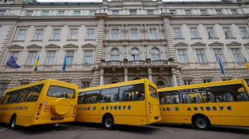 Громади Львівщини, які передали ЗСУ свої автобуси, отримали новий шкільний транспорт