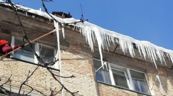 Львівський забудовник заплатить чверть мільйона за падіння снігової брили на автівку