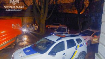 Поліцейські авто із затриманими нетверезими водіями утворили чергу в одній з лікарень Львова