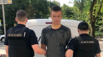 Фото затримання 17-річного львів'янина, який жорстоко побив чоловіка у підземному переході