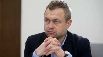 Михайло Самусь сидить під час одного із своїх інтерв'ю