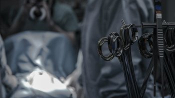 Рік боялась сказати мамі: львівські лікарі прооперували 17-річну дівчину з пухлиною молочної залози