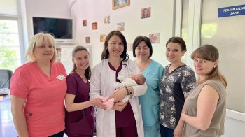 Дівчинка не важила навіть кілограм: у Львові лікарі виходили передчасно народжене немовля