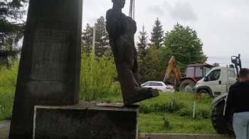 На Львівщині демонтували ще два пам’ятники радянським солдатам (фото, відео)