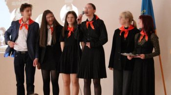 У Києві школярі на лідерський форум одягнули піонерські краватки: чому так трапилося