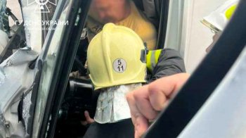 На Дрогобиччині з допомогою спецобладнання вивільнили водія, який постраждав в ДТП