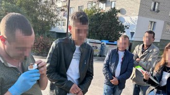 У Бродах поліція затримала чоловіка під час продажу гранат та патронів