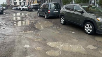 Через петицію мешканців депутати Львова розглянуть ремонт аварійної дороги до амбулаторії