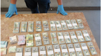 На кордоні зі Львівщиною затримали пасажирів з сотнями тисяч незадекларованих доларів та євро