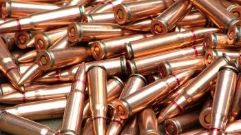 Суд зобовʼязав конфіскувати в мешканця Львівщини незаконні автомати та тисячі патронів