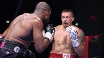 Усик знову став абсолютним чемпіоном світу у надважкій вазі