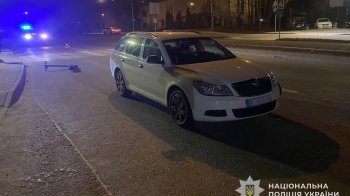 У Львові водій Škoda збив двох підліток на електросамокаті