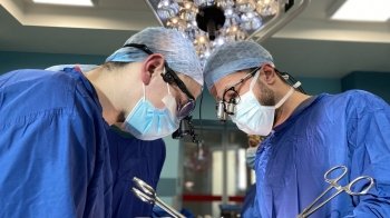 З часом розвинулася б серцева недостатність: львівські кардіохірурги прооперували серце однорічної дівчинки