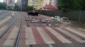 Поліція розшукує водія Porsche, який збив світлофор у Львові
