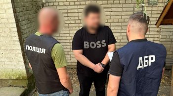 Фальшиві документи за 13 тис. доларів: на Львівщині затримали митника