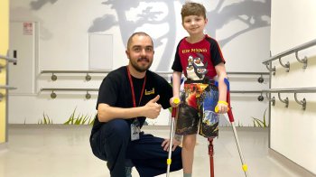 Лікарі Львова два роки боролися за життя 9-річного Михайлика, який втратив ніжку через рак