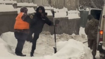 Поліцейська дала копняка львівській двірничці: призначили службове розслідування