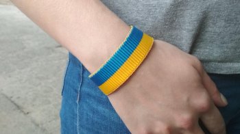 У Львові просять вживити заходів до дівчат, які «роздають» синьо-жовті стрічки на площі Ринок і вимагають за них 500 грн