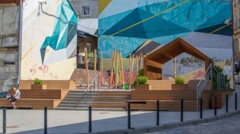 дитячий майданчик