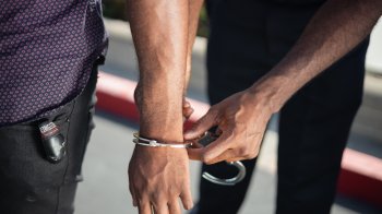 Львів'ян переслідував жінку, яка зняла гроші з банкомата, спричинив ДТП і пограбував її