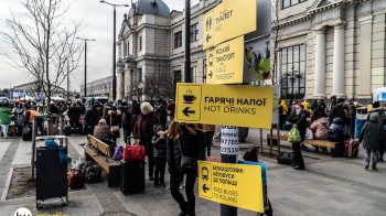 Як залізничний вокзал Львова зустрічає біженців — фоторепортаж