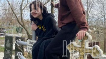 Вилізли на хрести: у Дніпрі школярки влаштували цинічну фотосесію на цвинтарі