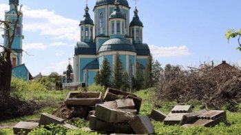 Мостиська громада закінчує процес декомунізації: з центру демонтували плити з поховань комуністів