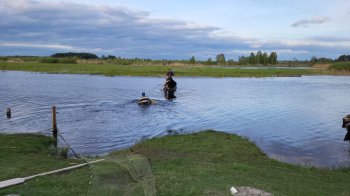 Рятувальники та місцеві жителі шукали дитину в річці, фото ДСНС