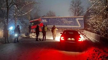 Через аварію на дорозі призупинено рух на дорозі від ПП “Нижанковичі” до Добромиля