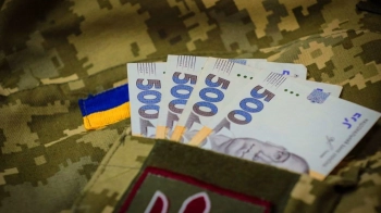 Бойові виплати за роботу у штабі: ДБР Львова розслідує справу на 9,8 млн грн