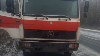 Поліцейські допомогли водієві, який провів три доби у поламаній вантажівці на трасі Стрий-Ізварине