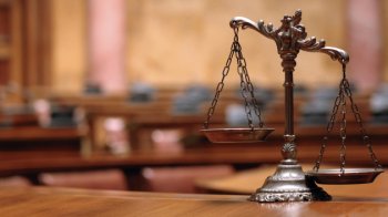 10-річний хлопчик  кидався каміннями та умисно кинув м’ячем у геніталії: судили матір із Львівщини