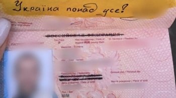 «Україна понад усе»: росіянин написав у своєму паспорті «Путін х..ло»