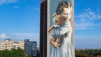 В Маріуполі росіяни повністю знищили мурал «Мілана» — символ трагедії війни (фото)