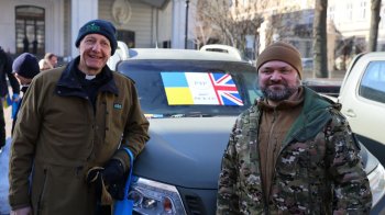 Іноземні волонтери у Львові передали 35 пікапів для ЗСУ