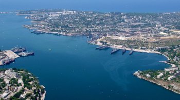 Надводні дрони та БПЛА: Севастополь уночі зазнав атаки