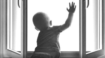 Матір з Львівщини визнали винною у падінні 3-річного сина з п’ятого поверху