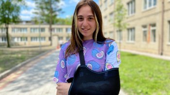 Впала з самоката: на Львівщині медики відновили зламану руку дівчині